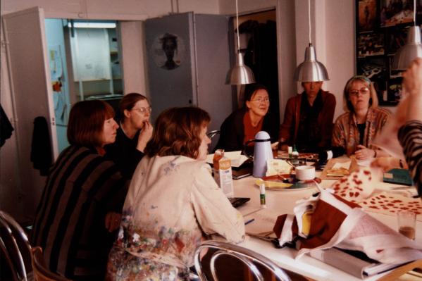 Fika och provtryck i verkstaden. Foto Dyveke Zadig