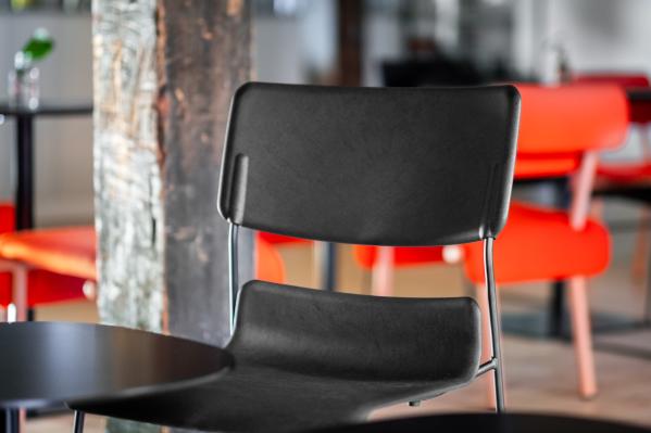 Möbler från Skandiform i Form/Design Centers café.